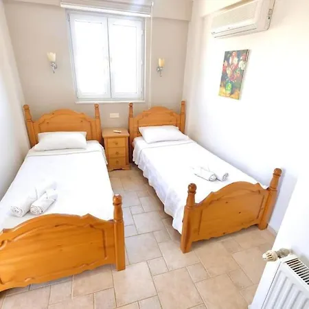 Muestakil Oezel Havuzlu Villa