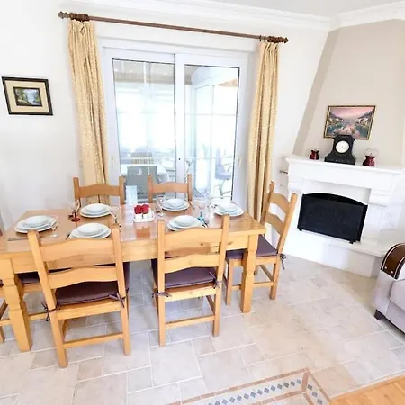 Muestakil Oezel Havuzlu Villa