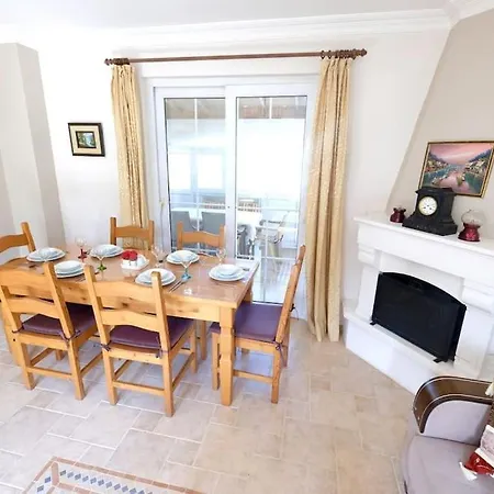 Muestakil Oezel Havuzlu Villa